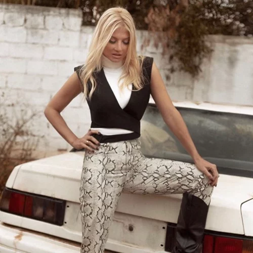 Η Φαίη Σκορδά σε βόλτα με την καλύτερη παρέα | Το φοιτητικό look που έκανε