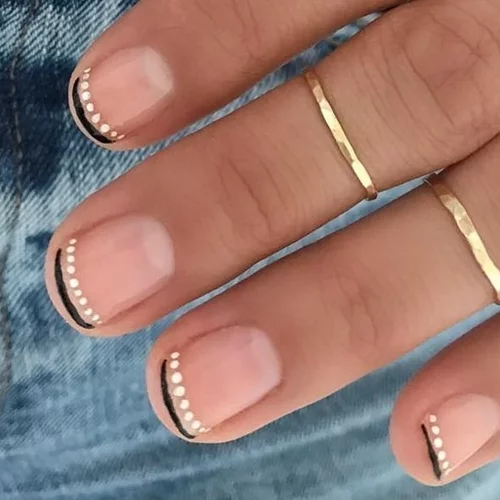 French Moon | Η dark εκδοχή του γαλλικού μανικιούρ που θα λατρέψεις