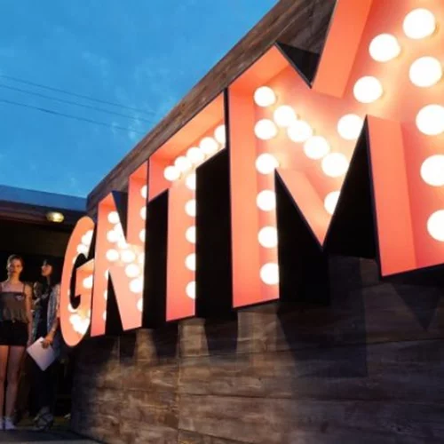 GNTM | Bραδινή έξοδος για παίκτριες του πρώτου και του δεύτερου κύκλου που κάνουν παρέα