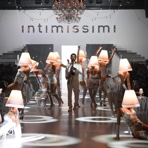 Μέσα στο «Λευκό Καμπαρέ» της Intimissimi