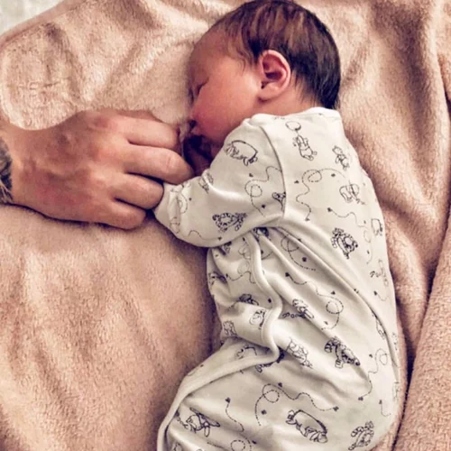 Baby boom | Μπαμπάς για πρώτη φορά γνωστός Έλληνας τραγουδιστής