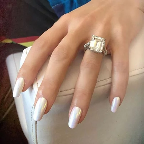 Το Hollywood κάνει ήδη το μανικιούρ που θα φοράμε στις γιορτές