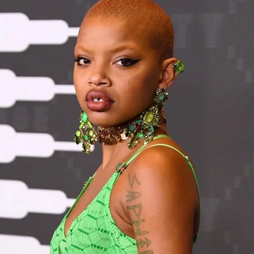 Η Slick Woods αποκάλυψε ότι κάνει χημειοθεραπείες