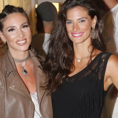 Αθηνά Οικονομάκου - Χριστίνα Μπόμπα | Φόρεσαν δημιουργίες του ίδιου σχεδιαστή και πόζαραν αγκαλιά. Ποια το φόρεσε καλύτερα;