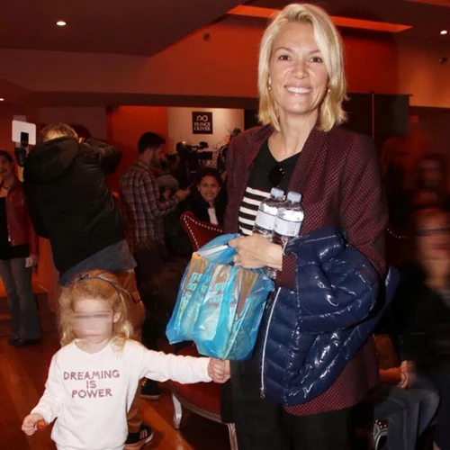 Βίκυ Καγιά | Δες πόσο απλή ήταν σε θεατρική έξοδο με την κόρη της, Μπιάνκα