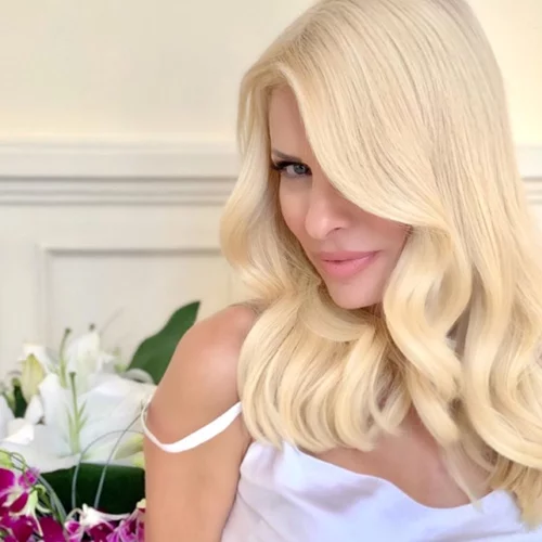 Ελένη Μενεγάκη | Μόλις φόρεσε το πιο έντονο χρώμα του φετινού χειμώνα