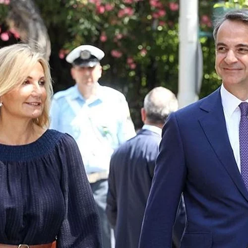 Μαρέβα Γκραμπόφσκι – Μητσοτάκη | Δες πώς φόρεσε το κλασικό μαύρο φόρεμα