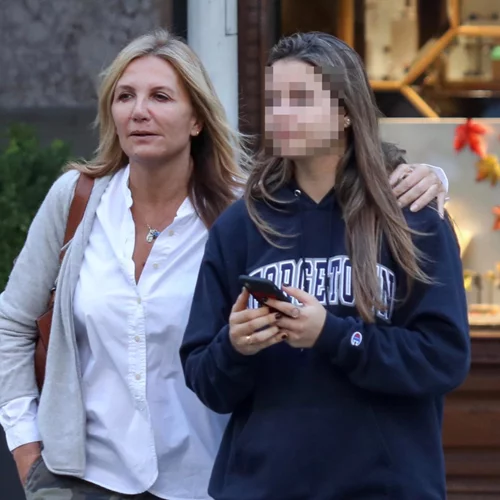 Η Μαρέβα Μητσοτάκη στις εξέδρες του US Open πανηγυρίζει τη νίκη της Μαρίας Σάκκαρη