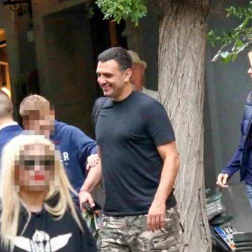 Τζένη Μπαλατσινού | Δες τι φόρεσε στην βόλτα με τον σύζυγό της και τον γιο της