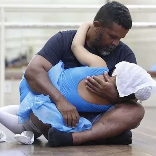 Μπαμπάς χορεύει μπαλέτο με τις αυτιστικές κόρες του