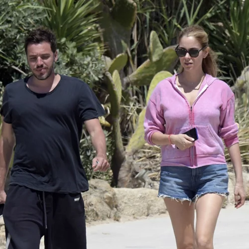 Και οι τέσσερις μαζί | Η τέλεια φωτογραφία της Δούκισσας Νομικού με την οικογένειά της