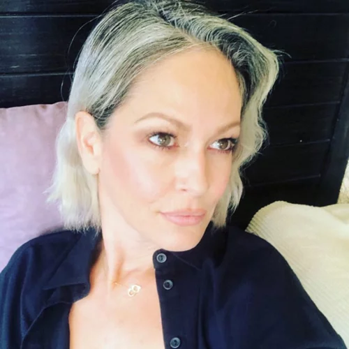 «Ναι» στο φυσικό, τέλος στη βαφή | Η Ρέα Τουτουνζή αφήνει λευκά τα μαλλιά της και πρέπει να δεις το αποτέλεσμα