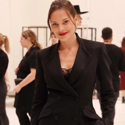 Υβόννη Μπόσνιακ | Tο πρώτο της fashion show στην AXDW και τι φόρεσαν οι celebrities για να την τιμήσουν