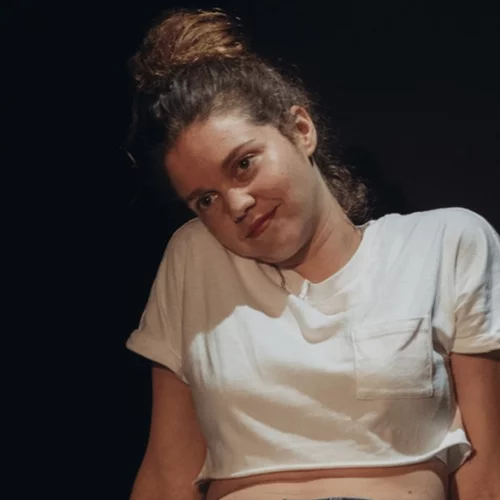 Η Λίλα Μπακλέση μιλάει για τη διαδικασία της ενηλικίωσης, την ομορφιά μέσα μας και τη θέση μας ως πολίτες σήμερα