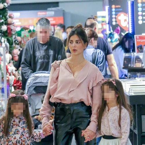 Σταματίνα Τσιμτσιλή | Δες τη με ελάχιστο μακιγιάζ να κάνει βόλτα με τις κόρες της