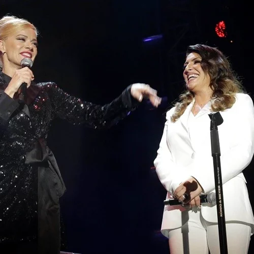 Φωταγώγηση χριστουγεννιάτικου δέντρου στο Σύνταγμα | Τι φόρεσαν Ζέτα Μακρυπούλια και Έλενα Παπαρίζου (pics)