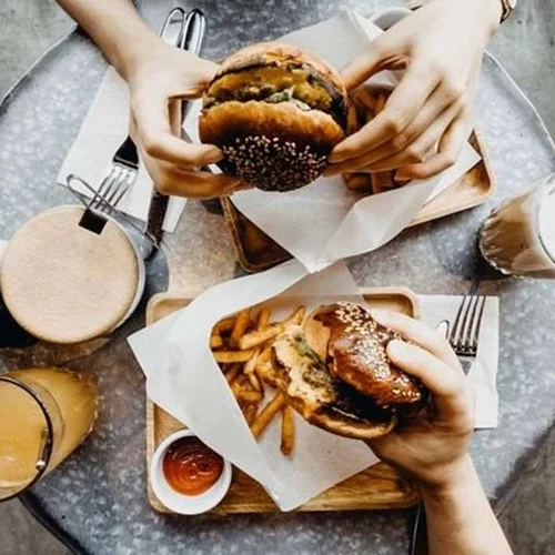 6 διατροφικές συμβουλές για να μην παίρνεις κιλά τρώγοντας έξω