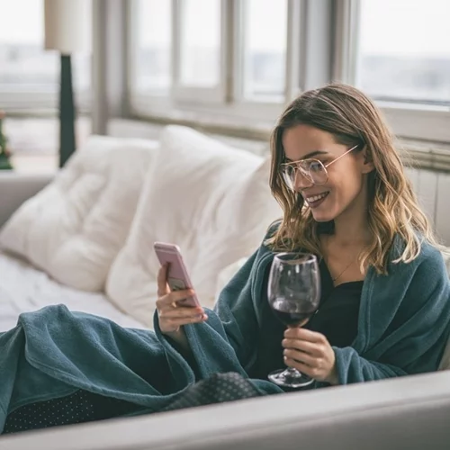 Τα must-have items για να οργανώσεις την τέλεια βραδιά στο σπίτι