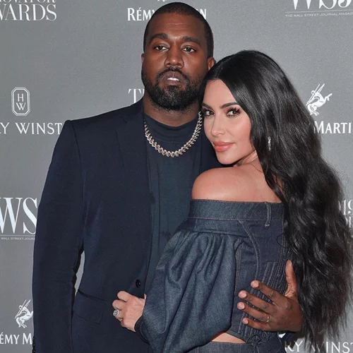 Christmas Card 2019 | Η Kim Kardashian -τελικά- μάζεψε όλη την οικογένεια (και φόρεσαν όλοι τα ίδια ρούχα)