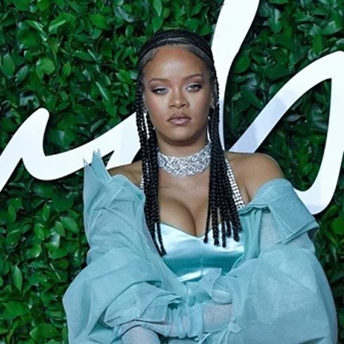 H Rihanna φόρεσε τα πιο αμφιλεγόμενα παπούτσια της σεζόν