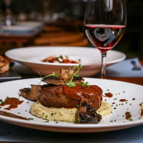 Βρήκαμε που θα δοκιμάσεις πληθωρικά πιάτα συνδυασμένα με διαλεγμένα κρασιά