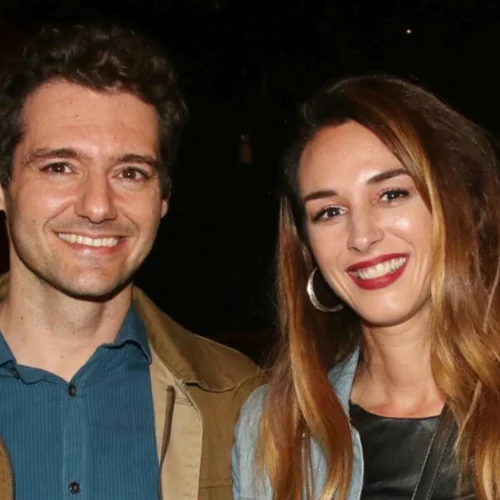 Βίκυ Παπαδοπούλου - Θάνος Τοκάκης | Ποζάρουν μαζί μπροστά από το χριστουγεννιάτικο δέντρο τους