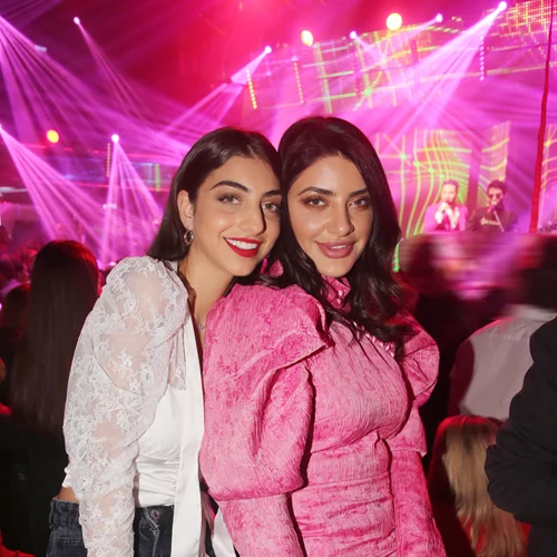 Ειρήνη Καζαριάν | Η βραδινή έξοδος με την αδερφή της και το εκκεντρικό φόρεμα