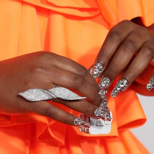 Η Selena Gomez και η Lizzo έκαναν το τέλειο μανικιούρ για τα γιορτινά πάρτι