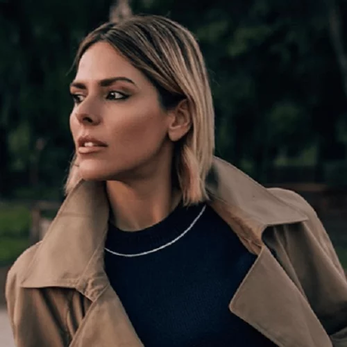 Πρώτη φορά μελαχρινή | Η Έλενα Γαλίφα έκανε την πιο απρόσμενη αλλαγή στα μαλλιά της