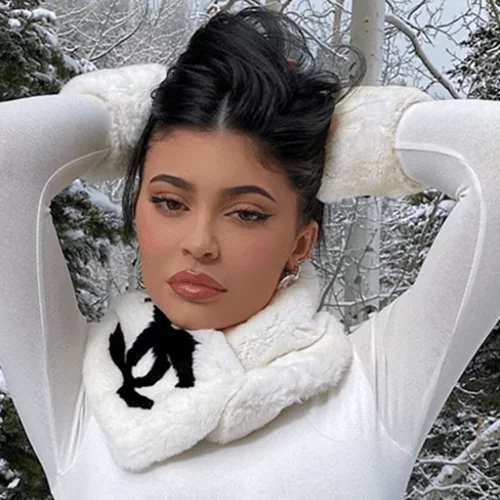 H Kylie Jenner βρίσκεται στο βουνό και ποζάρει με τα πανάκριβα ski outfits της