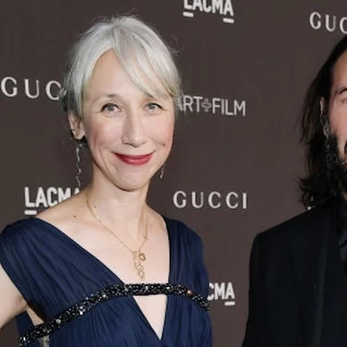 Grey hair don't care | To hair icon Alexandra Grant αποκάλυψε γιατί δεν βάφει τα μαλλιά της