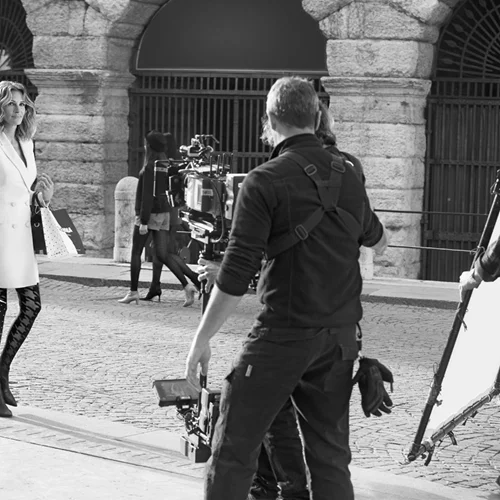 H Julia Roberts πρωταγωνιστεί και φέτος στην καμπάνια της Calzedonia