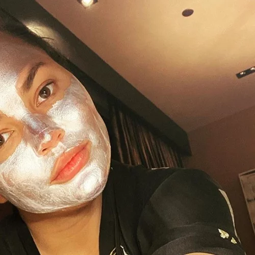 H insta famous μάσκα που ευθύνεται για τη λαμπερή επιδερμίδα των celebrities