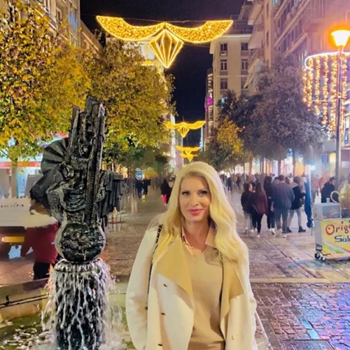 Ελένη Μενεγάκη | Δες τι φόρεσε στη βραδινή της βόλτα στο στολισμένο Σύνταγμα