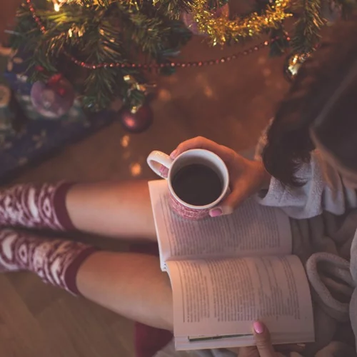 7 βιβλία που είναι ιδανικά για να διαβάσεις στις γιορτές