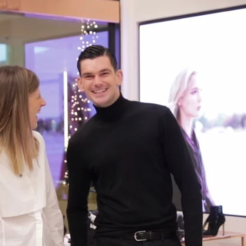 Ο Πλάτων Παπαγιαννόπουλος θα σε βοηθήσει να επιλέξεις τα πιο ωραία παπούτσια για τον αγαπημένο σου από τα καταστήματα Haralas