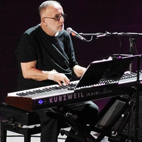 Θάνος Μικρούτσικος, ένας χρόνος μετά