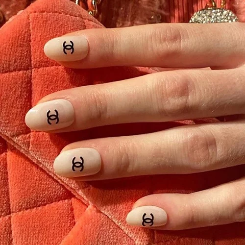 Logomania | Η Chanel επιβεβαιώνει ότι αυτή θα είναι μία από τις πιο μεγάλες τάσεις στα νύχια την επόμενη χρονιά