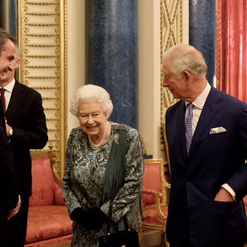 Μαρέβα Μητσοτάκη | Με κομψό σύνολο στο πλευρό του συζύγου της στη δεξίωση της βασίλισσας Ελισάβετ