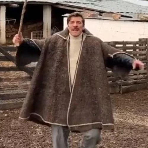 Ο Γιάννης Στάνκογλου φοράει μία iconic κάπα | Την αναγνωρίζεις;