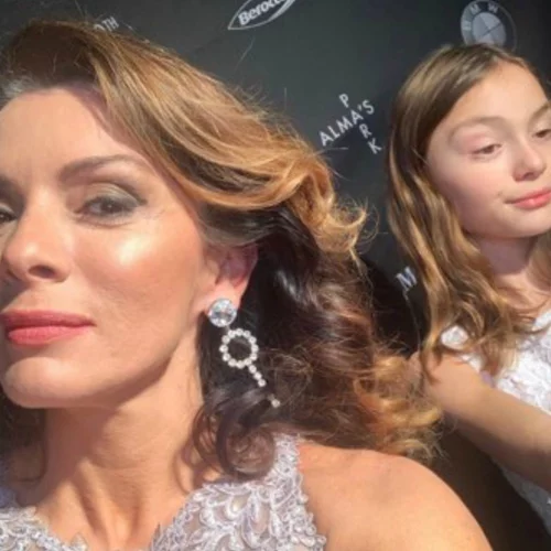 Αλεξάνδρα Πασχαλίδου | Μας «ανοίγει» το σπίτι της στην Στοκχόλμη: Το δέντρο-υπερπαραγωγή και τα άπειρα βιβλία