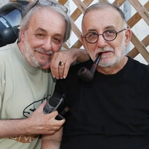 Ανδρέας Μικρούτσικος | Συντετριμμένος στην κηδεία του αδερφού του, Θάνου Μικρούτσικου