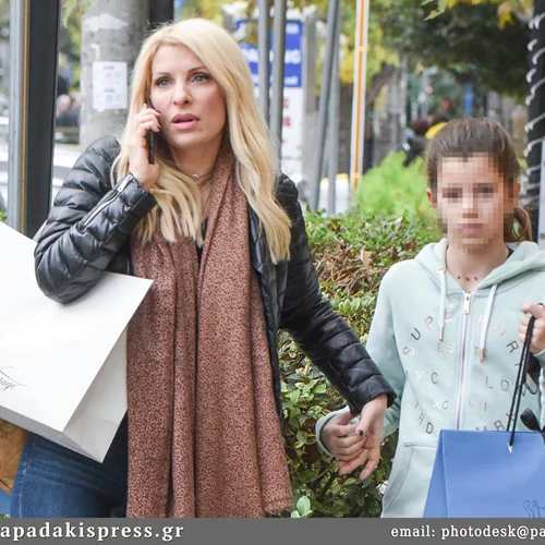 Ελένη Μενεγάκη | Βόλτα στην Κηφισιά με την ολόιδια κόρη της, Βαλέρια