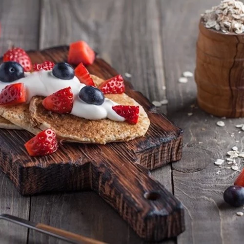 Τηγανίτες με νιφάδες βρώμης και φρούτα