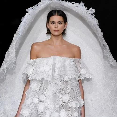 H ανθισμένη συλλογή Υψηλής Ραπτικής του Givenchy είναι η πιο ρομαντική που έχει σχεδιάσει ποτέ η Clare Waight Keller