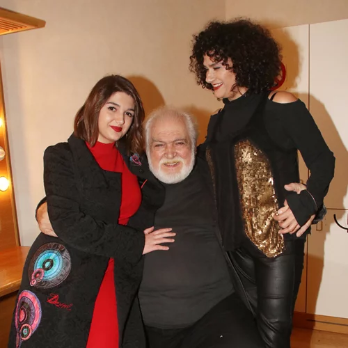 Ηλέκτρα Καζάκου | Σπάνια δημόσια εμφάνιση με τους γονείς της, Κώστα Καζάκο και Τζένη Κόλλια