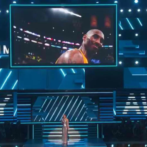Grammy 2020 | Η Alicia Keys άνοιξε τη βραδιά με αφιέρωμα στον Kobe Bryant: «Η Αμερική έχασε έναν ήρωα»