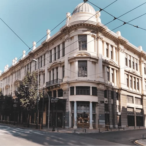 Εδώ και 10 χρόνια ένας γραφίστας αναδεικνύει τις πιο όμορφες γωνιές της Αθήνας