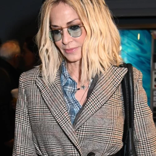 Η Άννα Βίσση έκανε μια σπάνια εμφάνιση επιλέγοντας το πανωφόρι κλειδί της σεζόν | Πού θα το βρούμε