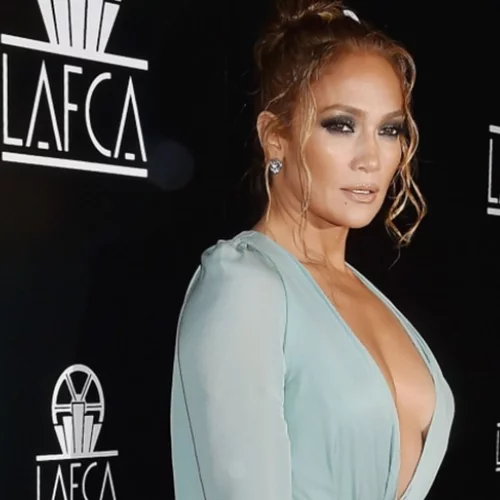 Jennifer Lopez | Eπιλέγει ένα από τα πιο hot χρώματα της σεζόν και κάνει μια ονειρική εμφάνιση